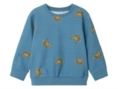 Blå sweatshirt fra Name It med print af brune krabber 13243042 spring lake